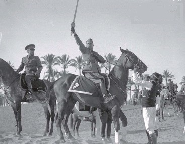 Arabi_Benito Mussolini a Tripoli mentre innalza la spada dell'Islam tra civili e militari arabi_parabellumhistory