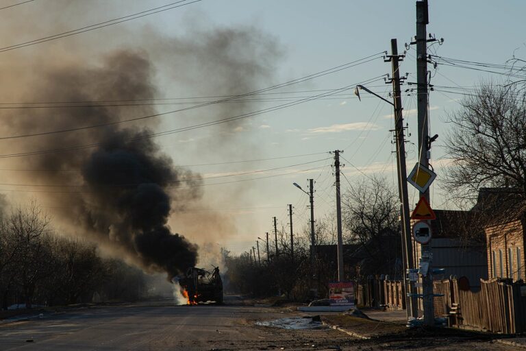 Guerra russo-ucraina_Primo giorno dell'invasione: bus in fiamme tra Charkiv e Kiev_Parabellumhistory