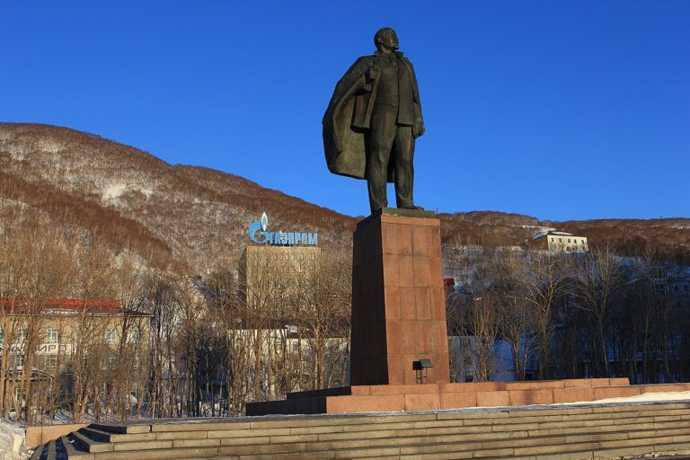 Gazprom_Una sede Gazprom dietro un monumento dedicato a Lenin_Parabellumhistory