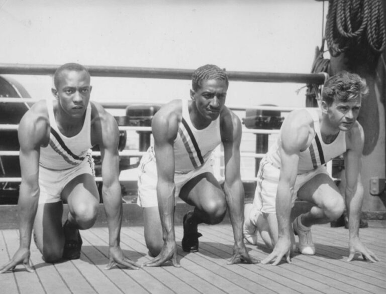 Jesse Owens_Jesse Owens (a sinistra) con i connazionali Ralph Metcalfe e Frank Wykoff nel luglio 1936_Parabellumhistory