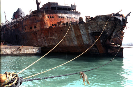 Moby Prince_Il traghetto Moby Prince reduce dall'incendio a seguito della collisione con la petroliera "Agip Abruzzo" il 10 aprile 1991_Parabellumhistory