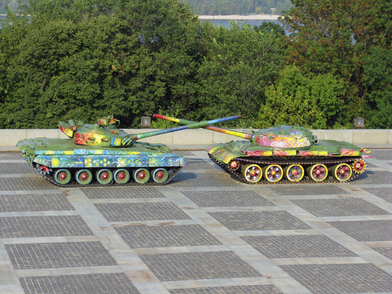 Guerra_Due carri armati russi, un T-80B e un T-62, con colorazione speciale realizzata in occasione della commemorazione della vittoria sulla Germania nazista nella seconda guerra mondiale_Parabellumhistory