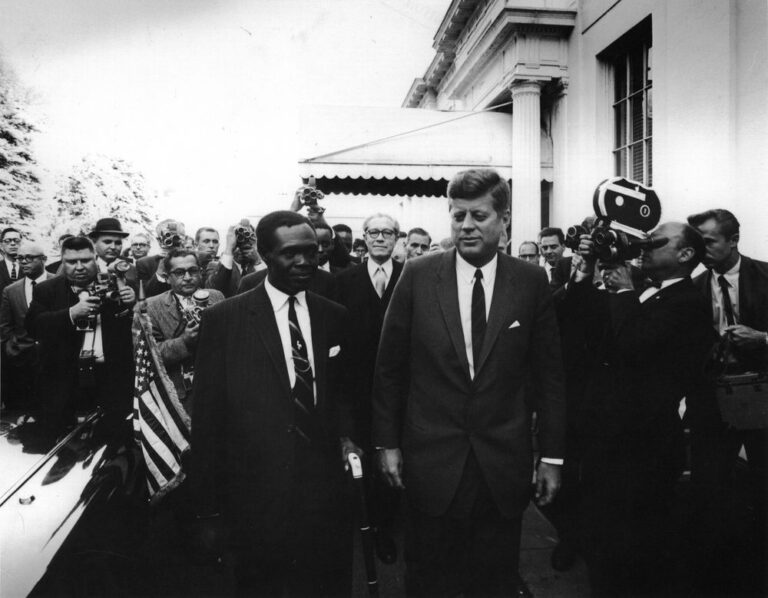Uganda_Il presidente americano John F. Kennedy e il primo ministro dell'Uganda Obote_Parabellumhistory